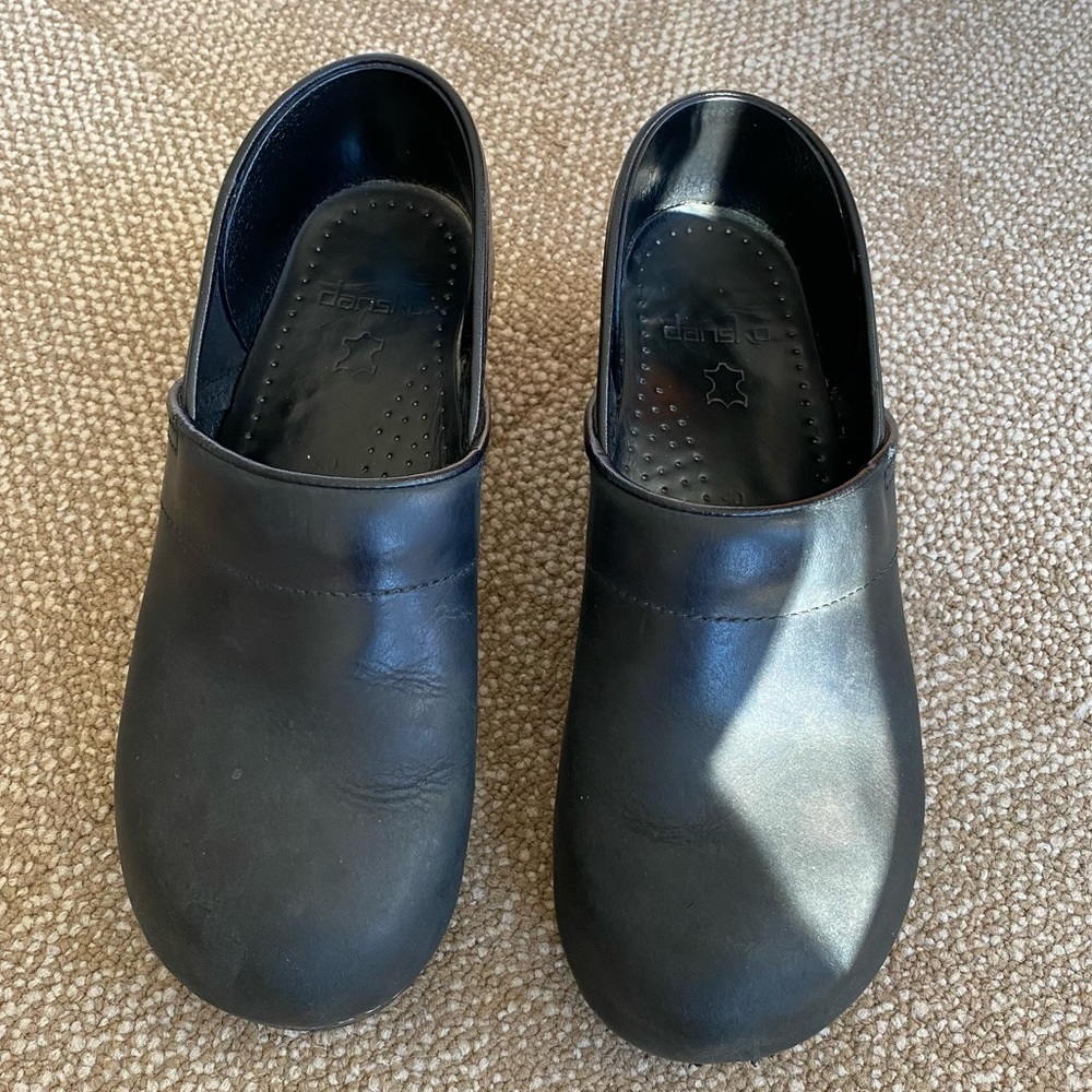 Black Dansko Clogs size UK 40 (9.5)